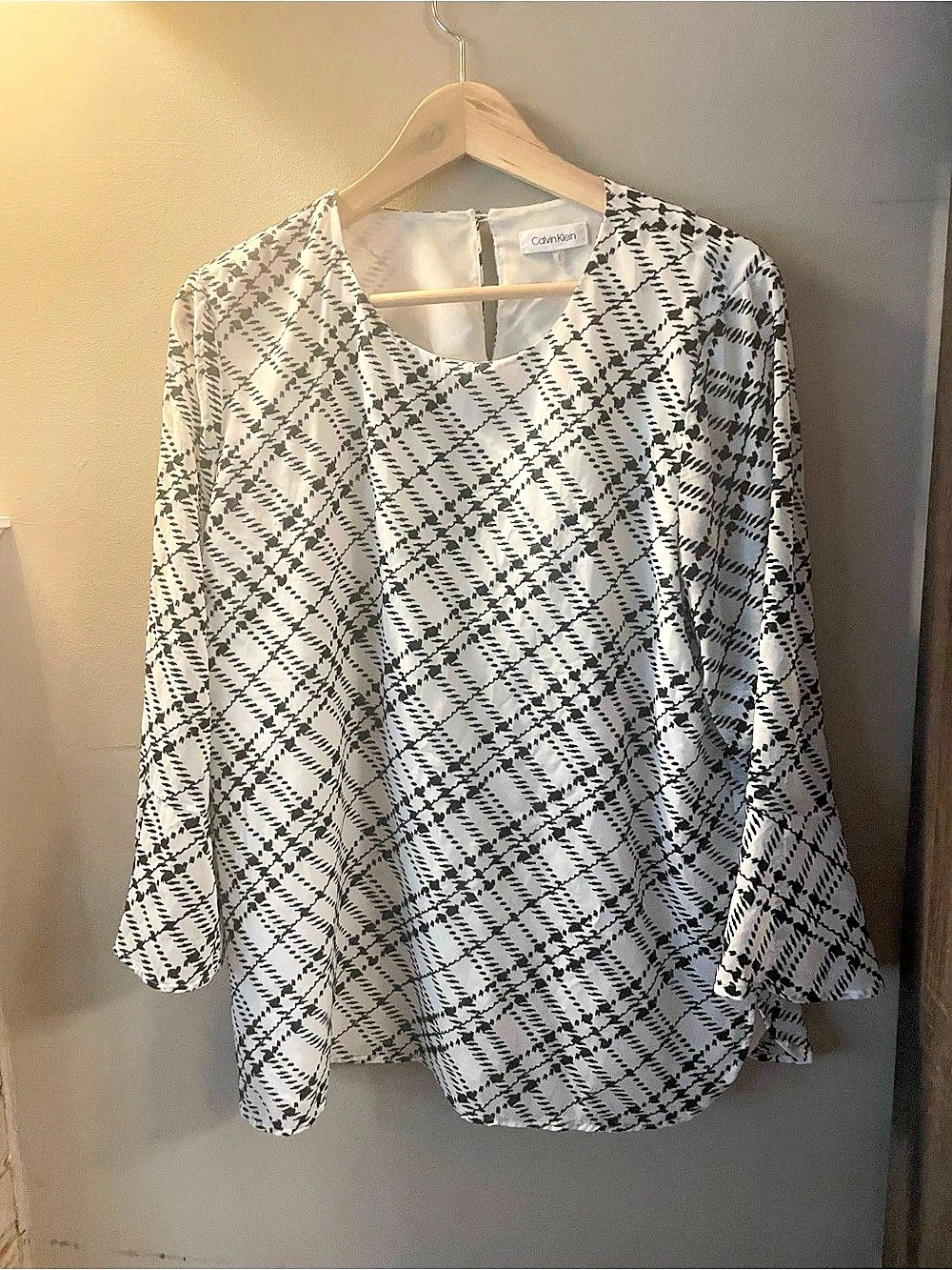 Calvin Klein Abstract Quarter Sleeve Blouse in White & Black Like New